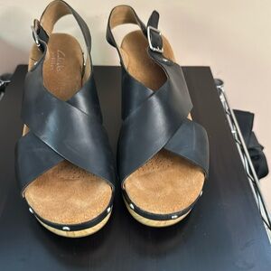 Clark’s artisan 7.5 black leather Ledella Club chunky heal sandals with buckel